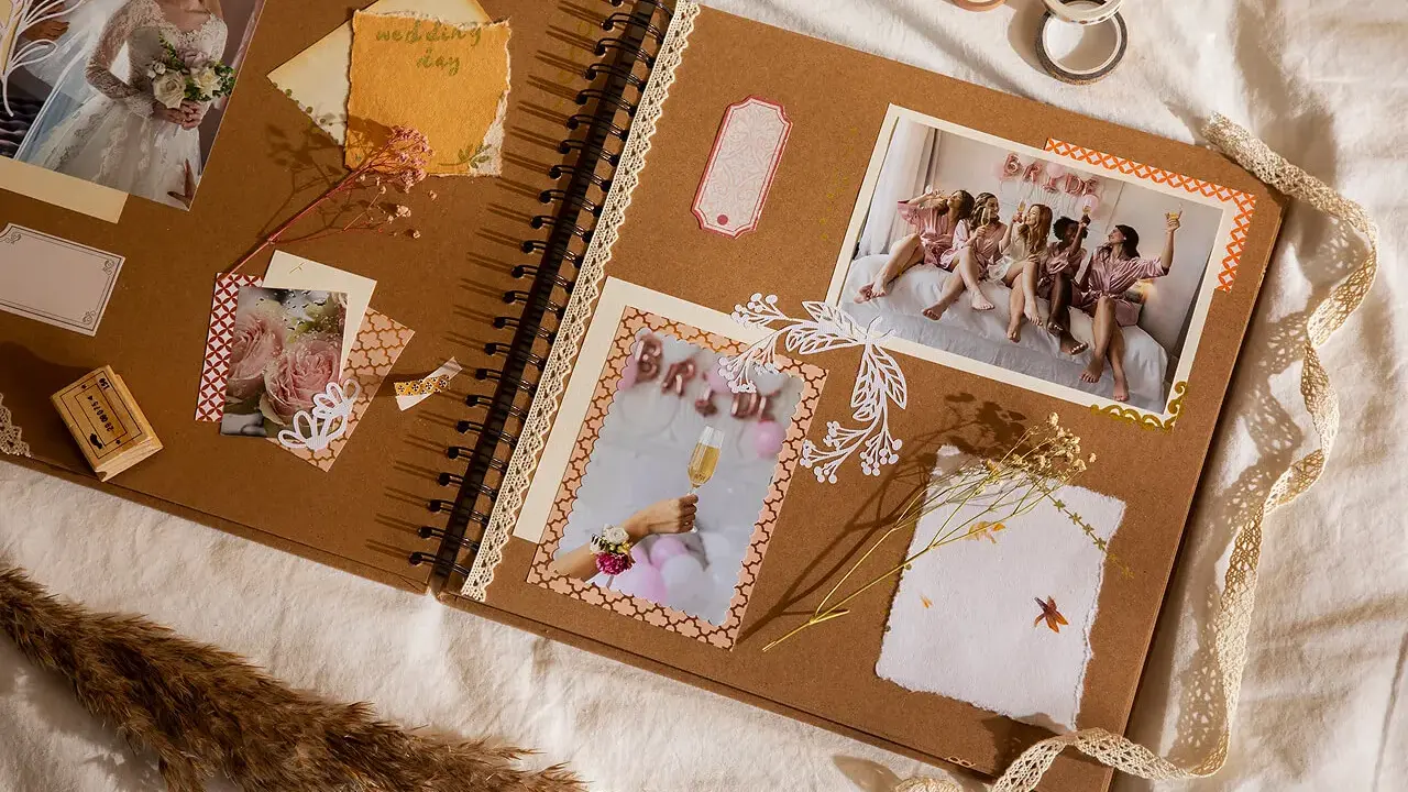 Scrapbooking co to? Album z pamiątkami: ślubna sesja, wieczór panieński, bukiet róż. Dekoracje, taśmy, suszone kwiaty.