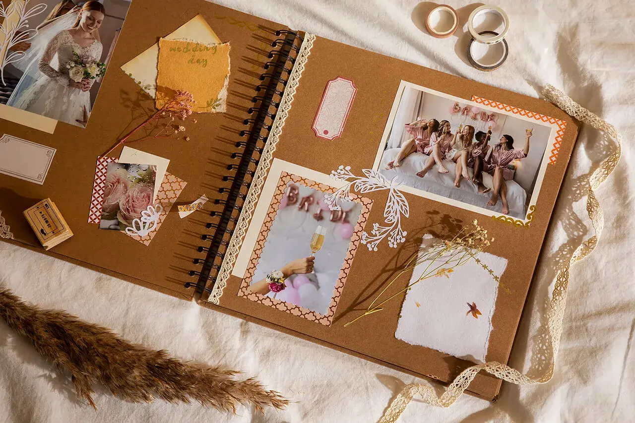 Scrapbooking co to? Album z pamiątkami: ślubna sesja, wieczór panieński, bukiet róż. Dekoracje, taśmy, suszone kwiaty.