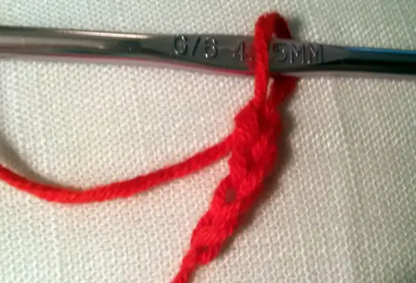 Czerwony łańcuszek na szydełku, z widocznym rozmiarem 4.5MM.