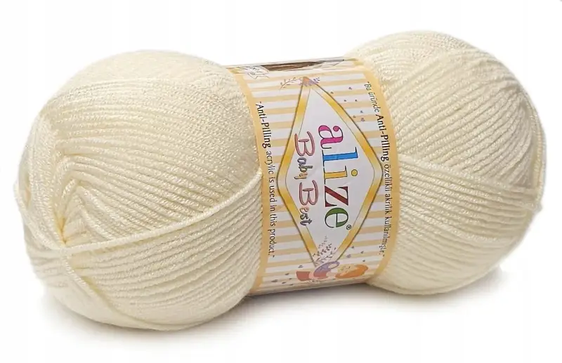 Kłębek jasnej, kremowej włóczki Alize Cotton Baby Soft. Idealna do delikatnych dzianin dla dzieci, miła w dotyku i odporna na mechacenie.